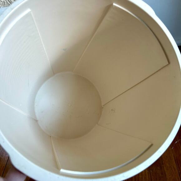 Vintage Woven Texture Beige Plastic Wastebasket, Retro 1970s/80s Style - Picture 5 of 11
